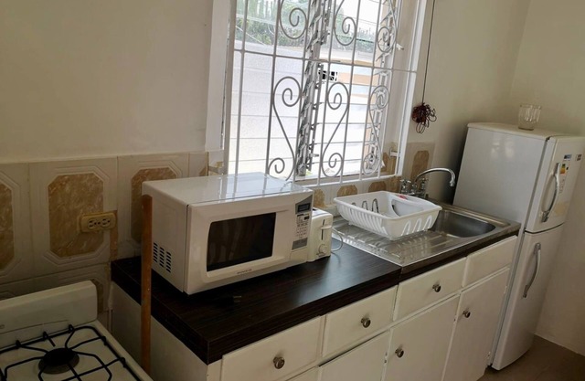 Apt 4a. Large cosy one bedroom apartment within walking distance to Accra beach.