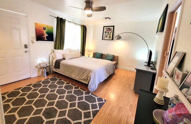 Ar's Downtown Bungalow