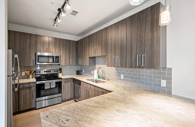 Arlington Artistic 2BD 2BA Apartment