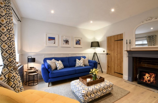 ARLO COTTAGE, ORFORD, pet friendly, with open fire in Orford