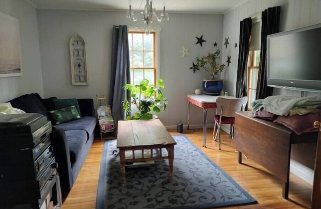 Artist's Cozy Village Home::Dog Friendly.