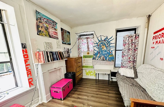 Artistic Painter’s Apartment in the Heart of Chinatown and Soho with Sundeck