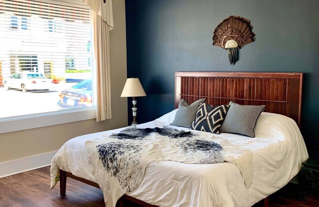 Artsy pet-friendly king room/historic railroad inn