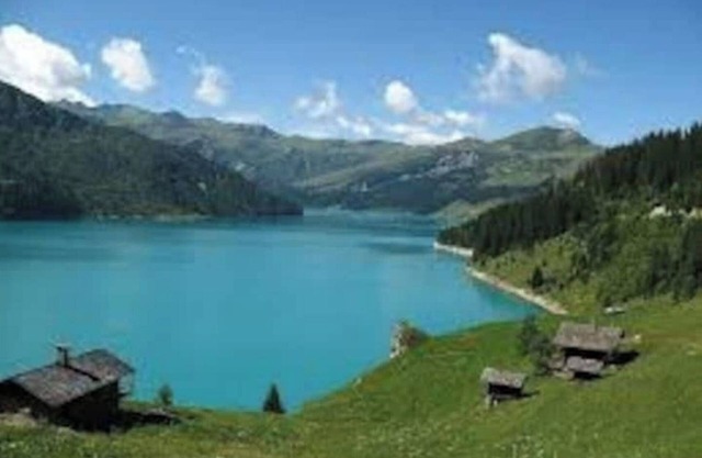 At the foot of the slopes, in a luxury residence with swimming pool