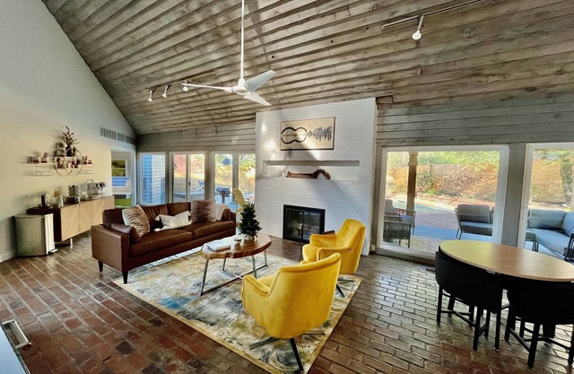 Atrium/sauna/gym/heated pool/5000 sf