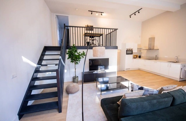 Attentive 2 Bed Serviced Apartment 92m2 -ESS38A-
