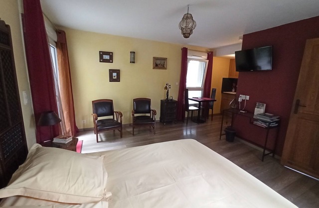 Au Cadran Solaire, L'Orient : Studio in quiet, leafy setting.