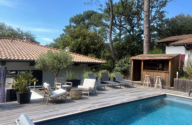 AU MOULLEAU, 500 M FROM THE BEACH AND SHOPS, WITH HEATED SWIMMING POOL