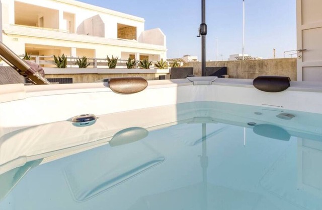 Authentic 2BR House of Character with Jacuzzi