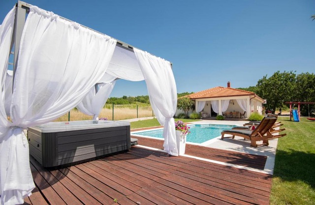 Awesome Home In Gornji Vinjani With 3 Bedrooms, Wifi And Outdoor Swimming Pool