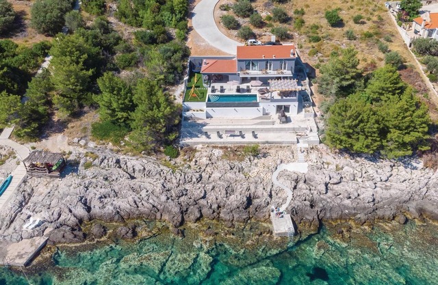 Awesome home in Karbuni with sauna