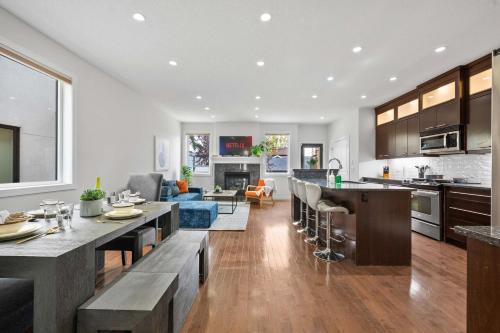 Azure Glow Retreat Central Calgary Sleeps 9