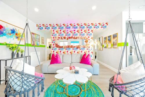 B- InstaWorthy & Family-Friendly NoHo Gem- Near Universal & Hollywood with Parking, Games, and Hot Tub