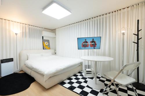 B'Near Hongdae Station, 30sec on foot