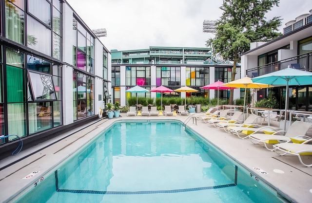 Backstage King w/Garden Terrace, Outdoor Pool, Onsite Dining & Bar!