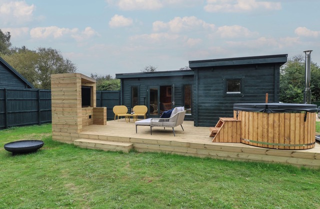 BADGER'S BURROW, pet friendly, with hot tub in Edith Weston