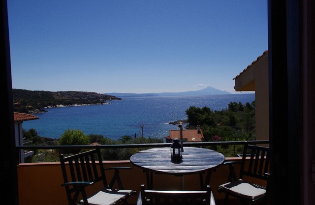 Balcony and garden right on the sea far from mass tourism