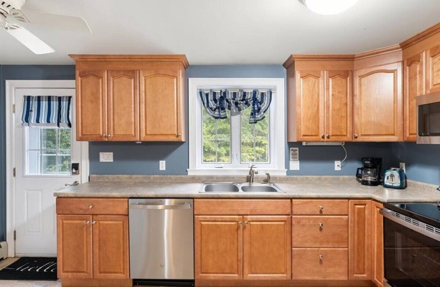 Balcony, River Access, Full Kitchen & LR in Heart of White Mtns