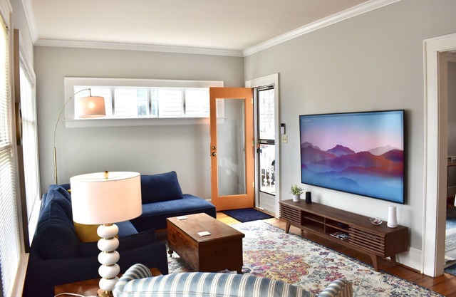 Barb’s hip bungalow in historic Lake Claire w/in walking distance to lots of fun