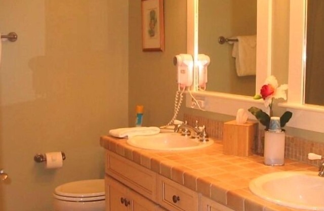 Bay facing, end unit in the Grande! Baytowne Wharf Village