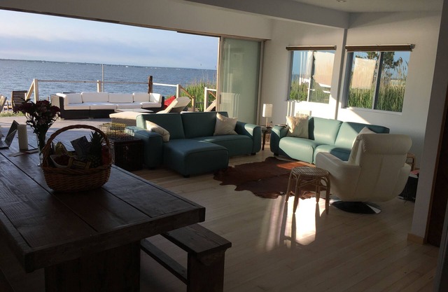 Bayfront Fun! - 3 BR and 3 Ensuite Bath with Hot Tub!