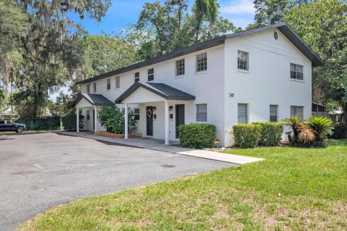 Be Our Guest - Cozy Townhome near Downtown Ocala townhouse