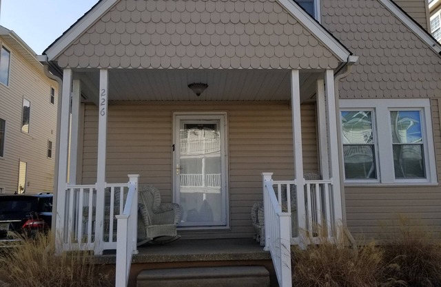 Beach and Boardwalk 1.5 blocks. Lots of room w/plaza and private porch.
