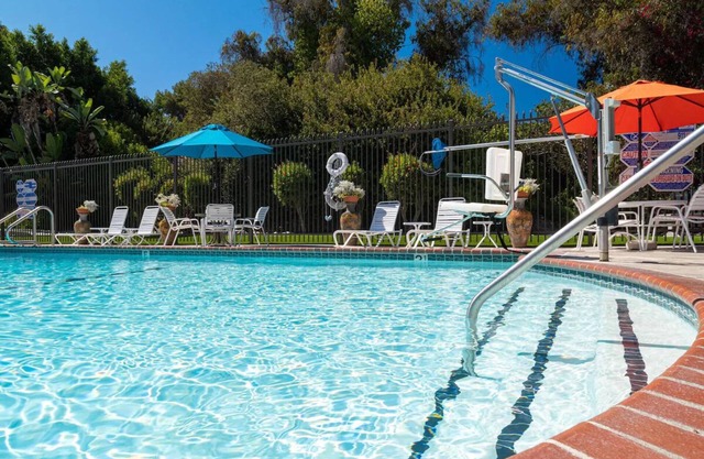 Beach Getaway! 1 Bedroom Suite, Kitchenette & Outdoor Pool