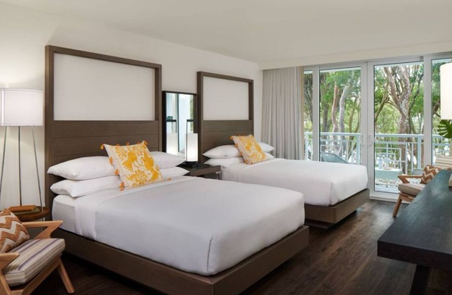 Beach Getaway! Pool and Hot Tub, Free Parking, Private Beach Access!