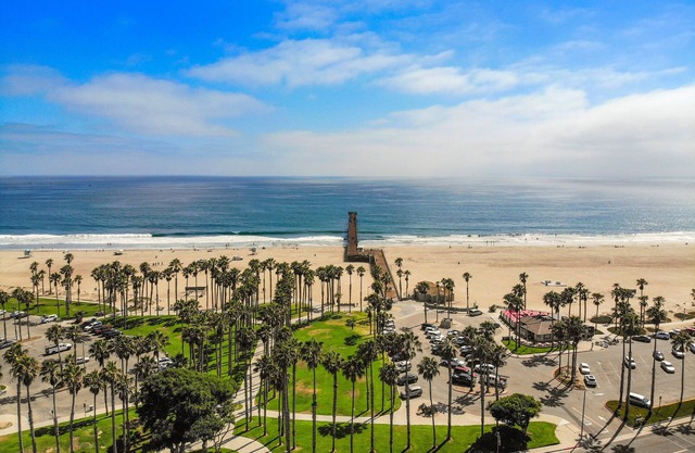 Beach getaway, steps to the sand