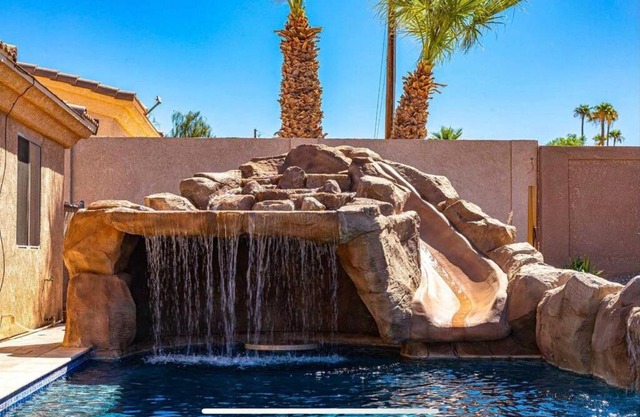 Beach Happy-Lake Close-Private Waterpark Oasis -sleeps 14