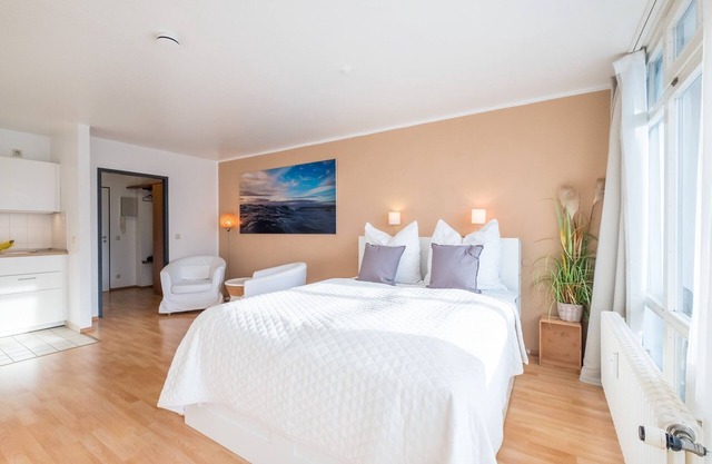 Beach Hotel, App. 21