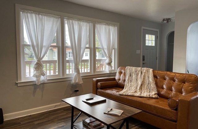 Beach House- 3 blocks to beach, Huge patio, Sauna, Fire Pit and 2 bikes! 🚲🔥🌊