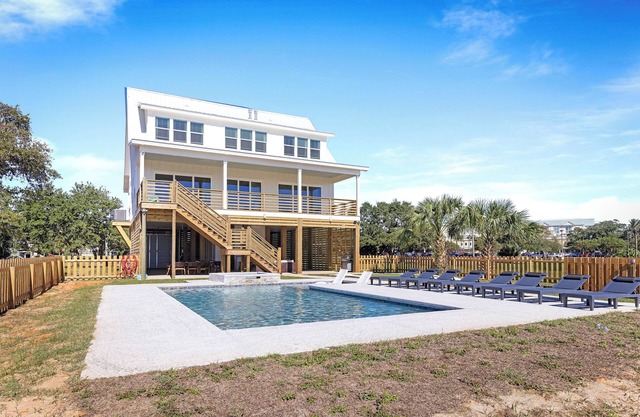 Beach Views, Heated Pool/Spa, Fire Pit, & Golf Green and walkable to downtown!