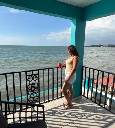 Beachfront balcony 2nd floor retreat Sleeps 6