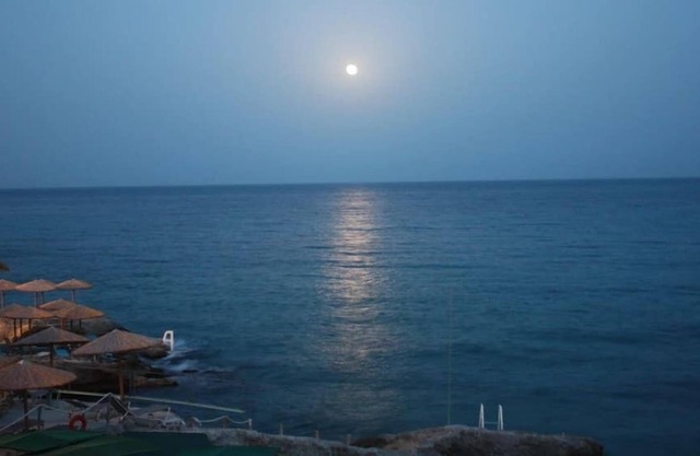 Beachfront Executive Suite - Argo Seaside Stays