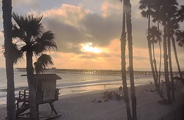 Beachfront Paradise 10 steps from the Beach. Heated Pool, Spa, Sauna. No fees