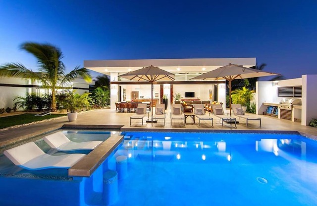 Beachside 4 Bedroom Villa with Pool and Resort Amenities - White Villas - v9