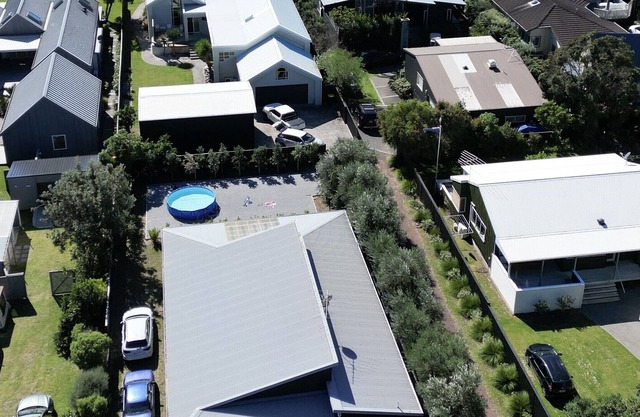 Beachside Bach, Fully renovated ,One Back from the Beach