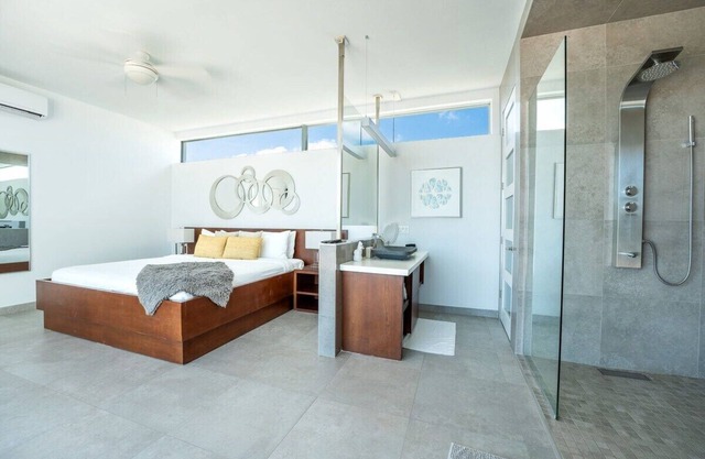 Beachside Villa, Amazing Views, Hotel Amenities v5
