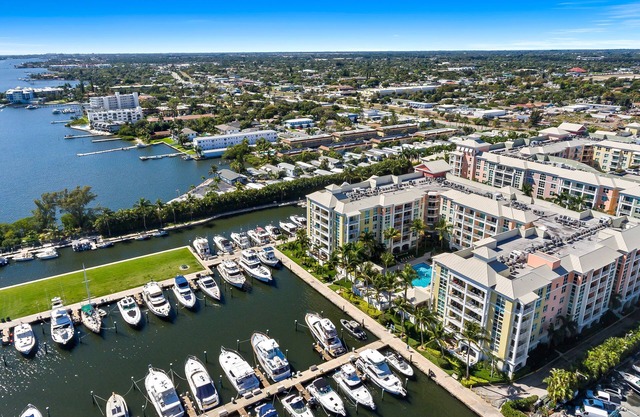 Beachy 2 Bed/2bath Condo w/Water View! 5min from the beach!