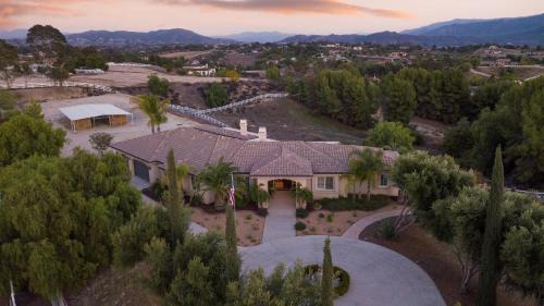 Bear Bridge by AvantStay Hilltop Haven in Temecula w Views Putting Green Hot Tub
