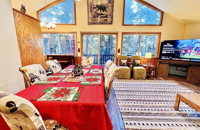 Bear Cabin w Views, AC Pool Table TT BBQ Hike Bike Swim