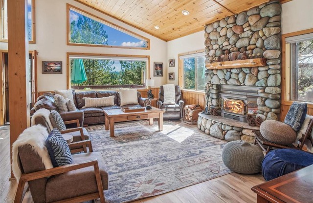 Bear Peak Cabin by Tahoe Getaways - Tahoe Donner Rental with Private Hot Tub and Bonus Room
