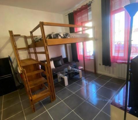 Beau studio lumineux à 2mn à pied du tramway.