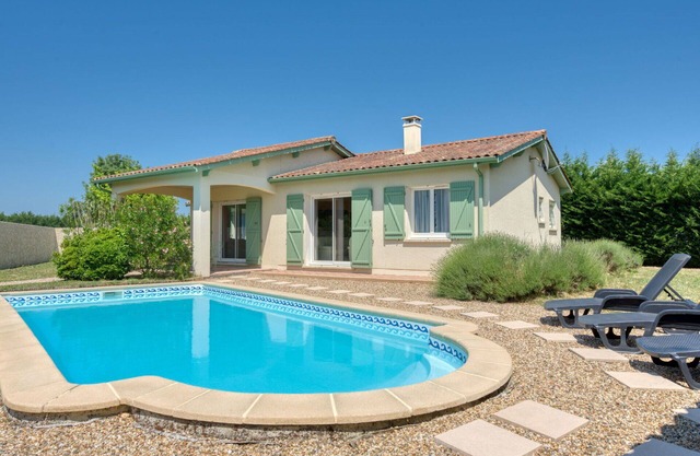 Beautiful private villa for 6 guests with private pool, WIFI, TV, terrace and pets allowed