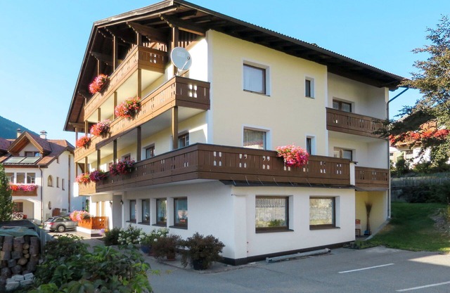 Beautiful apartment for 6 guests with WIFI, TV, balcony and pets allowed