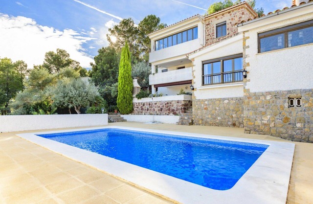 Beautiful apartment in villa for 4 guests with WIFI, pool, A/C, TV and terrace