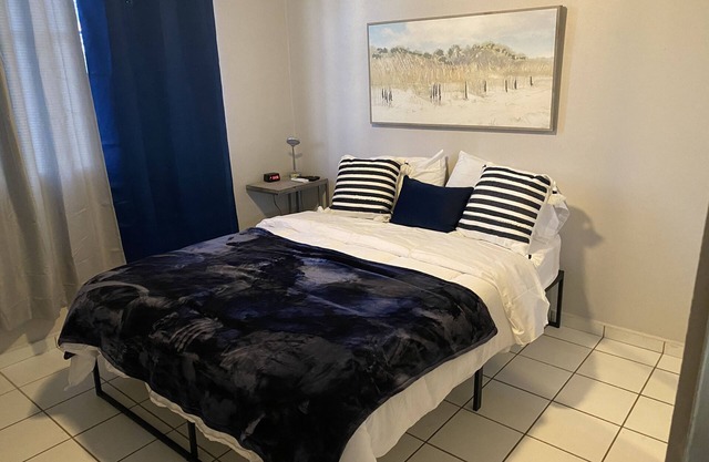 Beautiful 2/1 on the 3rd. fl.15 min. to Airport & beaches.