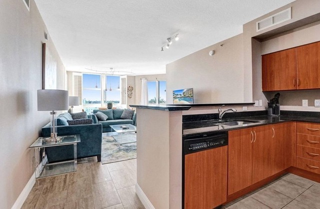 Beautiful 2 Br. Condo (100897) by Houzlet
